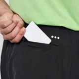 Short de running negro con logo reflectivo en blanco.