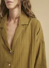 Camisa color ocre de manga 3/4 con botones.
