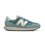 Championes New Balance 237 de mujer, color celeste con detalles en blanco y suela color crema.