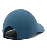 Gorra técnica azul con perforaciones láser transpirables y visera curvada. Incorpora tecnologías Omni-Shield y Omni-Wick para repeler líquidos y absorber el sudor, con cierre posterior ajustable de velcro.