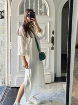 Vestido túnica largo color blanco, de corte recto y mangas 3/4.