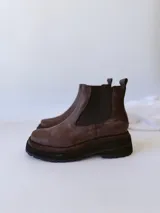 Bota Chelsea de cuero color marrón chocolate con elástico lateral negro y suela track color negro.