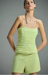 Short de corte clásico confeccionado en crepé, color verde claro, de diseño minimalista y elegante.