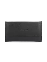 Billetera rectangular de cuero sintético con textura granulada, cierre de solapa con broche y logo grabado en el frente.
