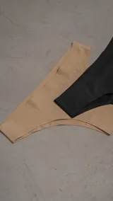 Bombacha tipo tanga color beige, sin costuras.