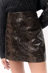Minifalda marrón con estampado de piel de serpiente y cierre trasero.