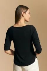 Remera de tejido acanalado (rib) color blanco, con escote cuadrado y mangas tres cuartos, de ajuste entallado al cuerpo.