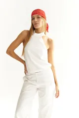 Bandana de encaje roja.