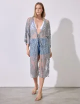 Kaftan largo de micro tul bordado color celeste, con mangas 3/4 y lazo de ajuste en la cintura.