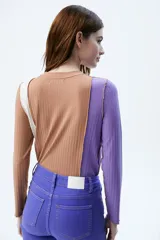 Remera de rib color marrón, lila y blanco, con cuello redondo, mangas largas y costuras externas en contraste.