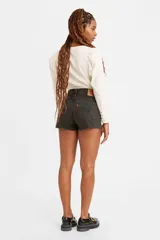 Short de jean negro con tiro alto, corte clásico y ruedo deshilachado.