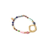 Pulsera elástica con cuentas de cristal facetado en tonos azul, marrón, verde y rosa, separadas por pequeñas cuentas doradas. Incluye un dije dorado con forma geométrica irregular.
