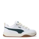 Championes urbanos Puma modelo Park Lifestyle, color blanco con detalles en verde oscuro y suela de goma color caramelo. Presentan cordones anchos en tono crema y el logo de la marca en el lateral y la lengüeta.