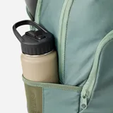 Mochila Rip Curl modelo Ozone 2.0 de 30 litros, color verde grisáceo, con estampado frontal de logo circular en rosa y blanco con una flor de hibisco. Posee dos compartimentos principales con cierre y tiradores de cierre en color rosa.