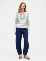 Buzo de punto tipo polo con diseño de rayas horizontales en azul marino y celeste. Presenta cuello camisero con cierre frontal de botones, mangas largas y puños ajustados.