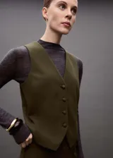Chaleco color verde militar con cuello pico, cierre frontal con botones y diseño crop.