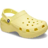 Zueco Crocs modelo Classic Platform, color negro, con suela exterior elevada y contorneada. Presenta orificios de ventilación en la parte delantera y correa trasera ajustable.