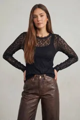 Remera de encaje negro ajustada al cuerpo, de manga larga y diseño transparente.
