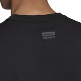 Remera negra adidas Originals de manga corta, cuello redondo y corte clásico. Presenta un estampado circular en el pecho con la imagen del planeta Tierra diseñada con textura de pelota de básquet y el logo de la marca al centro.