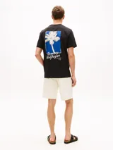 Remera de cuello redondo Tommy Hilfiger color negro, confeccionada en puro algodón, con logo bordado en el pecho en tono azul.