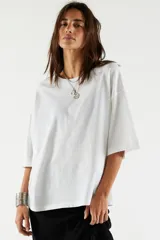 Remera de algodón muy suave, de calce oversize y silueta recta, con escote redondo y mangas cortas de hombro caído.