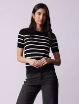 Buzo tejido de hilado fino, marca Philosophy, a rayas horizontales azul marino y blancas, con cuello redondo y mangas cortas.