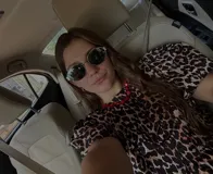 Lentes de sol redondos con marco dorado y protección UV400.