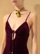 Traje de baño enterizo de terciopelo color borgoña, con breteles finos y escote en V con detalle de lazo ajustable.