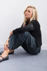 Pantalon cargo de corte recto y tiro medio, confeccionado en gabardina elastizada. Presenta bolsillos laterales tipo cargo, cierres metálicos en la botamanga y cinturón interno ajustable con hebilla.