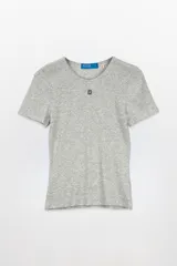 Remera ajustada al cuerpo de manga corta y cuello redondo, color gris melange.