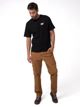 Pantalon cargo de corte ajustado en color marrón, con bolsillos laterales tipo cargo con solapa y bolsillos traseros abotonados. Cuenta con cierre de cremallera y botón, además de elástico interior en la cintura para mayor comodidad.