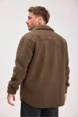 Campera marrón de borreguito con cuello camisero, cierre con botones a presión y bolsillo de parche en el pecho.