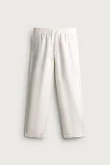 Pantalón de corte regular fit confeccionado en tejido mezcla de algodón, con cintura elástica ajustable mediante cordón, bolsillos laterales y bolsillos traseros de vivo.