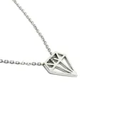 Collar plateado con cadena de eslabones finos y dije calado con forma de diamante.