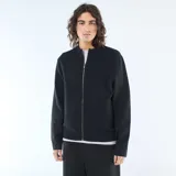 Cardigan de punto color negro con cuello alto y cierre frontal completo. Presenta puños y ruedo acanalados.