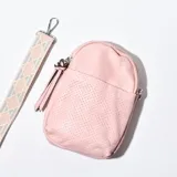 Porta celular color rosa con textura perforada, cierre superior y correa de tela estampada desmontable.