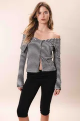 Remera de mangas largas con hombros descubiertos, a rayas horizontales blancas y negras.