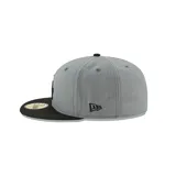 Gorra New Era 59FIFTY de los Los Angeles Dodgers, color gris con logo bordado en negro y visera plana negra.