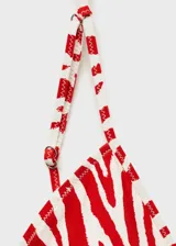 Top de bikini con estampado de cebra en tonos rojo y blanco, con tirantes finos.