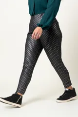 Pantalón legging negro con estampado geométrico plateado, de tiro alto y calce ajustado.