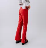 Pantalón de cuero color rojo, de corte recto y tiro alto, con bolsillos traseros y detalle de botones metálicos en los tobillos.