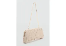 Bolso de mano tipo clutch con diseño trenzado en color beige, estructura rígida y cierre superior.