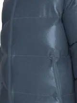 Campera acolchada azul con cuello alto, cierre frontal con cremallera, bolsillos laterales con cremallera, puños y dobladillo con punto canalé y logo de Calvin Klein bordado en el pecho.