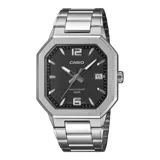Reloj analógico Casio con caja octogonal de acero inoxidable y malla de eslabones plateada. Presenta una esfera negra con textura estriada, índices aplicados, números 6 y 12, manecillas luminiscentes y ventana de calendario a las tres.