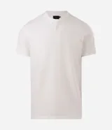 Remera masculina Marfinno de corte slim, confeccionada en tejido de piqué con textura. Presenta cuello redondo estilo Henley con abertura delantera de tres botones y mangas cortas.