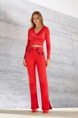 Pantalón de vestir rojo de corte recto, con bolsillos delanteros decorados con cristales.