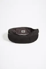 Bolso tipo media luna de nylon negro, con correa ajustable para llevar al hombro o cruzado. Presenta costuras verticales que le dan estructura y un pequeño logo de Bimba y Lola en la parte inferior central.