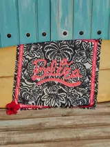 Pañuelo grande de poliéster con estampado de flores y palmeras en blanco y negro, con borde rosado y la palabra "Beleza" en color coral.