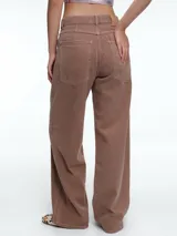 Pantalón de denim de corte ancho y tiro alto, con diseño de cinco bolsillos y cierre frontal con botón y cremallera.