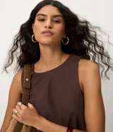 Blusa Marfinno sin mangas de color marrón, con escote redondo, corte recto y detalles laterales de tejido texturizado con rayas.
